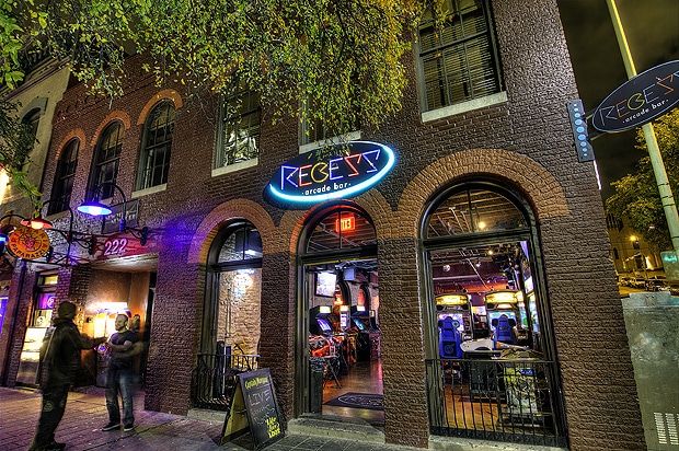 7 Essential Bars Up And Down 6th Street In Austin Urbanmatter Austin 