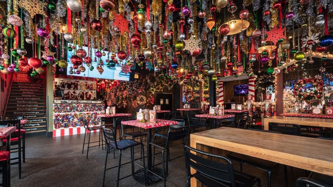 Christmas Pop Up Bar Chicago 2022 Sleigh All Day At The Santa Baby Christmas Bar In Wrigleyville | Urbanmatter