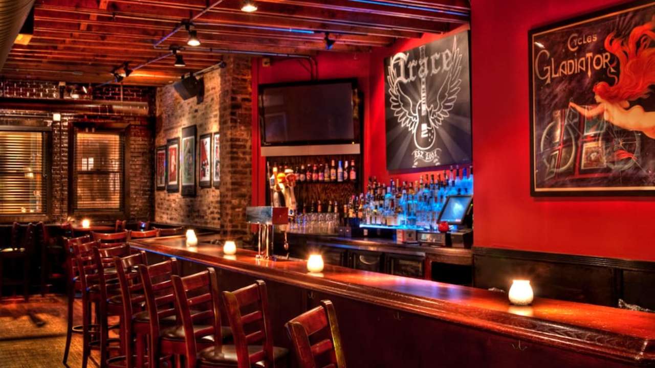 The Best Worst Dive Bars In Chicago So Bad Yet We Re Always There