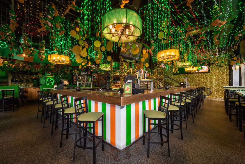 st pattys day bar louie