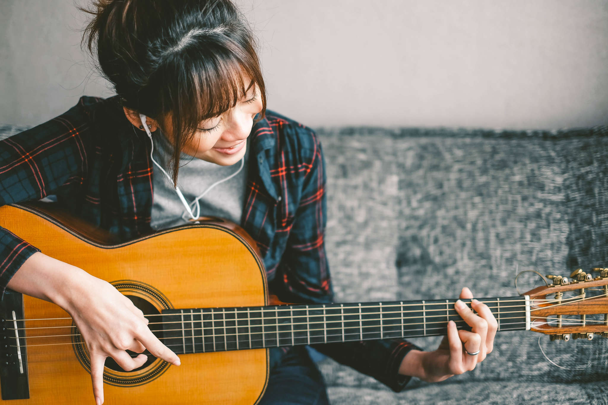 Музыка сиди качество. Женщина с акустической гитарой. Красотка с гитарой. Play the Guitar. Guitarist Shutterstock.
