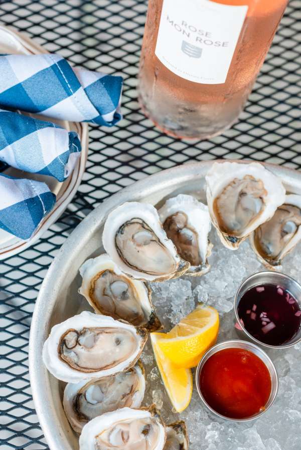 8 Best Oyster Bars to Visit in Chicago UrbanMatter