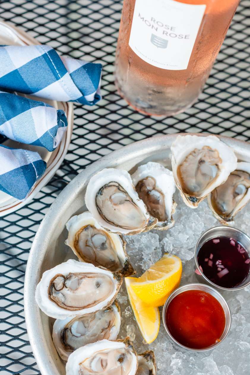 8 Best Oyster Bars to Visit in Chicago UrbanMatter