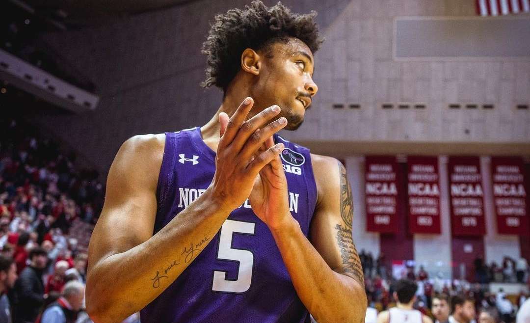 Northwestern basketball featured image of guard, Julian Roper II clapping after beating Indiana.