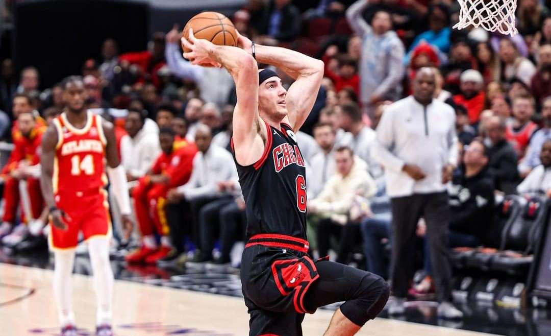 Featured image of Alex Caruso dunking a basketball for a Chicago Bulls trade rumors post.