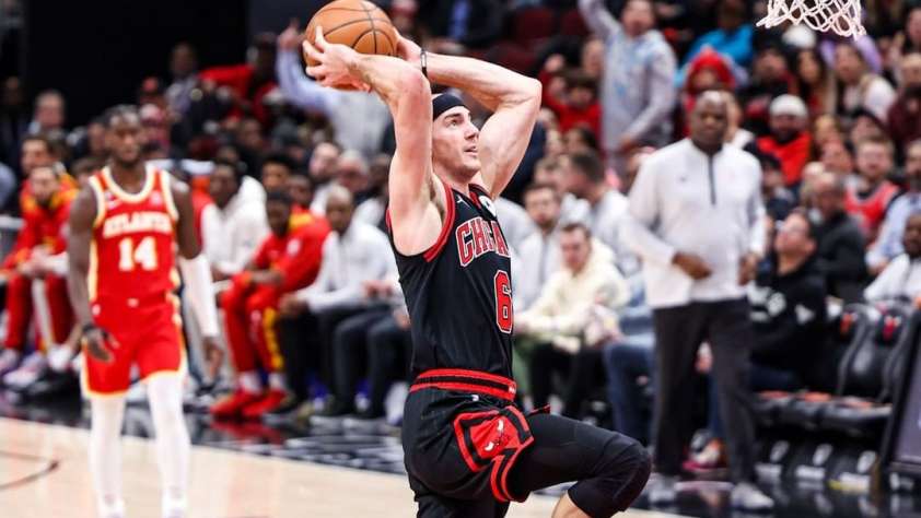 Featured image of Alex Caruso dunking a basketball for a Chicago Bulls trade rumors post.