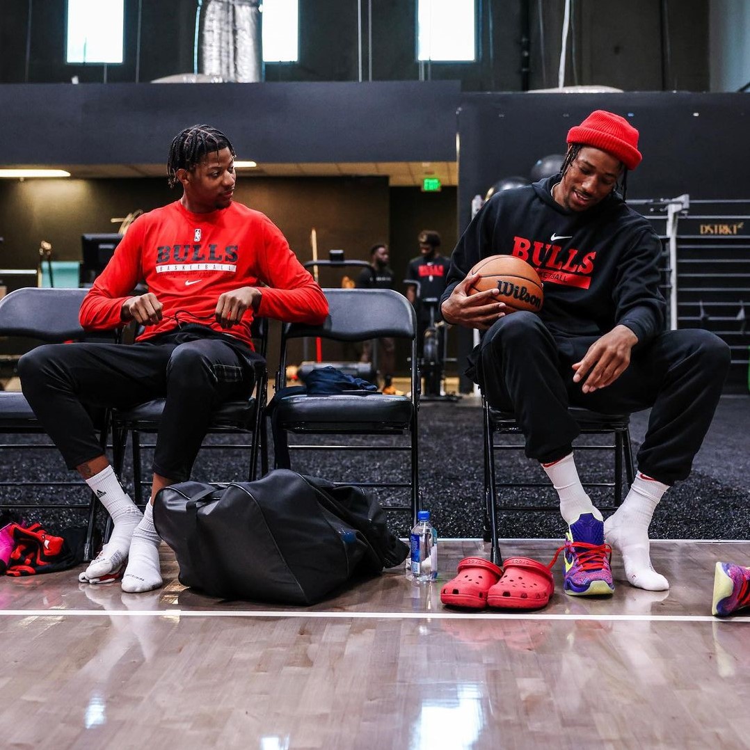 2023 Bulls offseason picture of Dalen Terry talking with DeMar DeRozan as they put on their shoes.