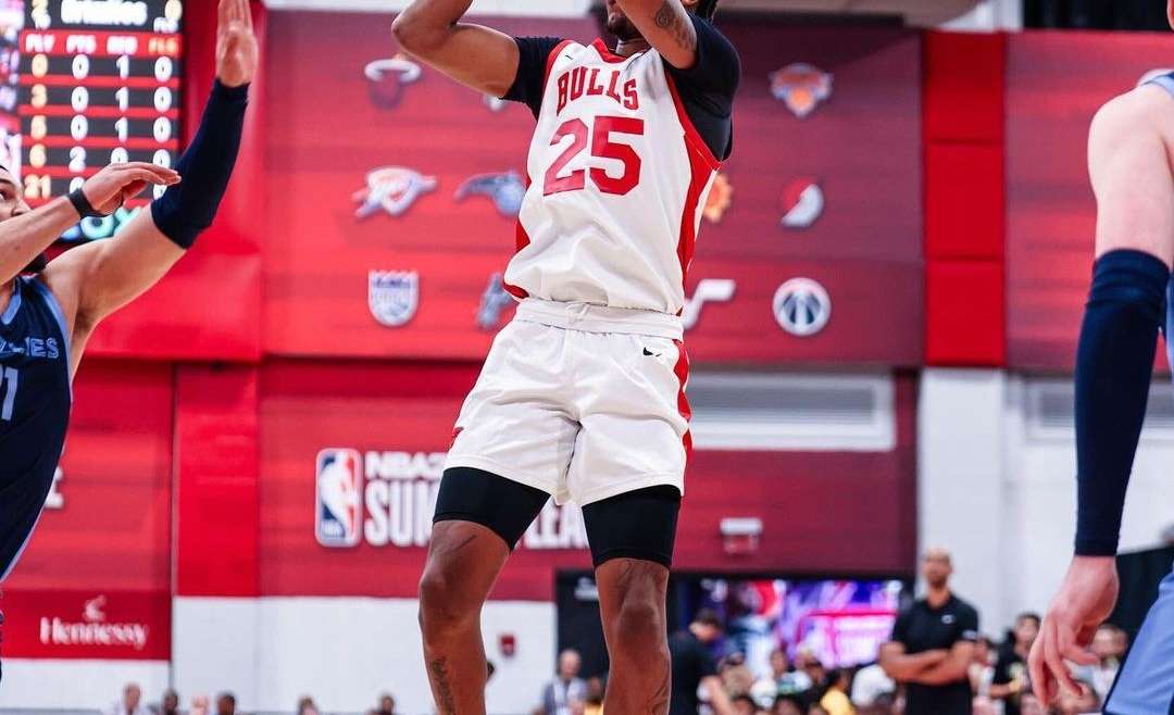 Dalen Terry taking a jumpshot during a 2023 Chicago Bulls summer league game against the Memphis Grizzlies.