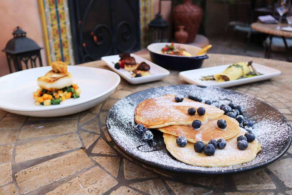 restaurants serving breakfast outside near me