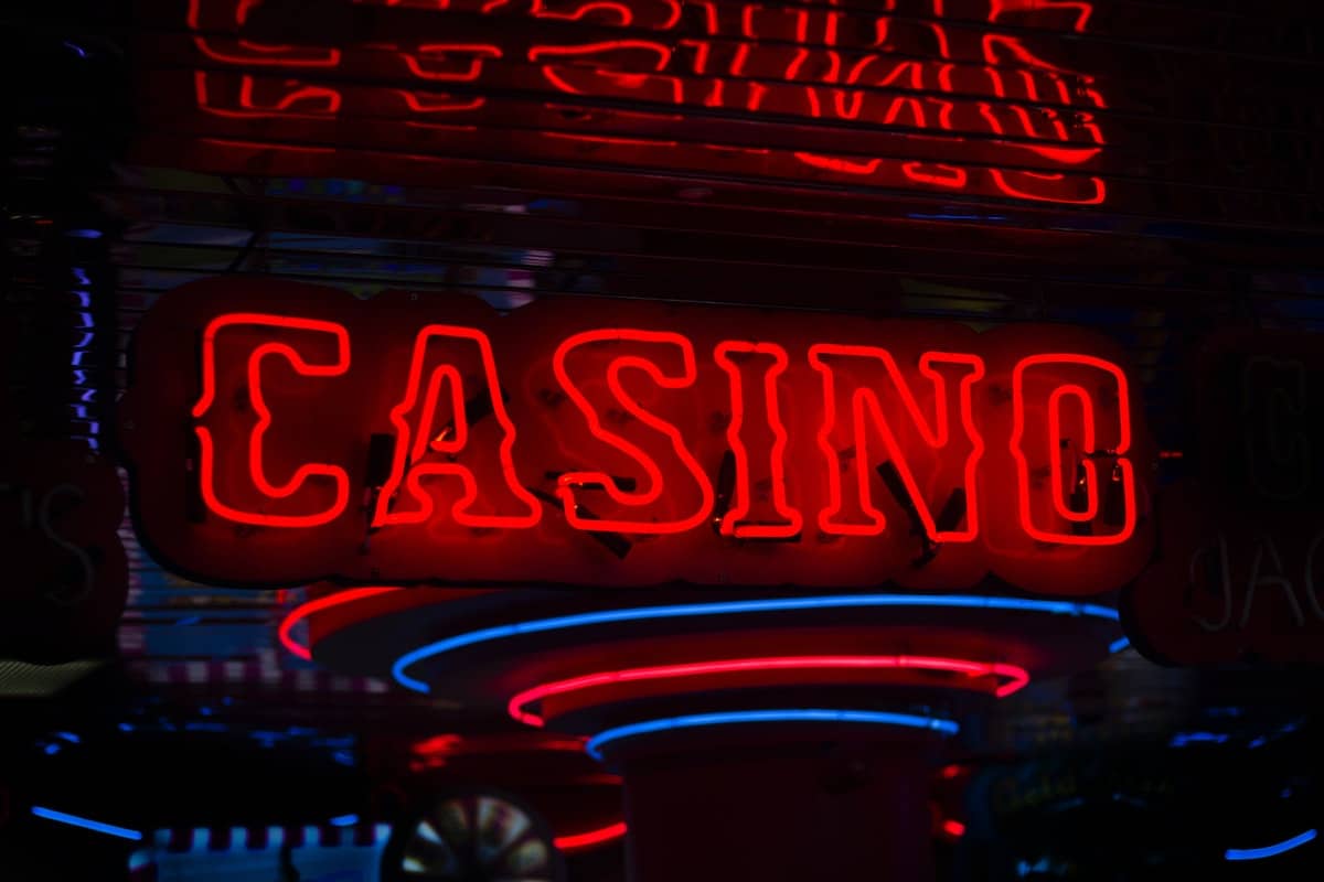 Advantages of Online Casino vs. Land-Based Casino - UrbanMatter