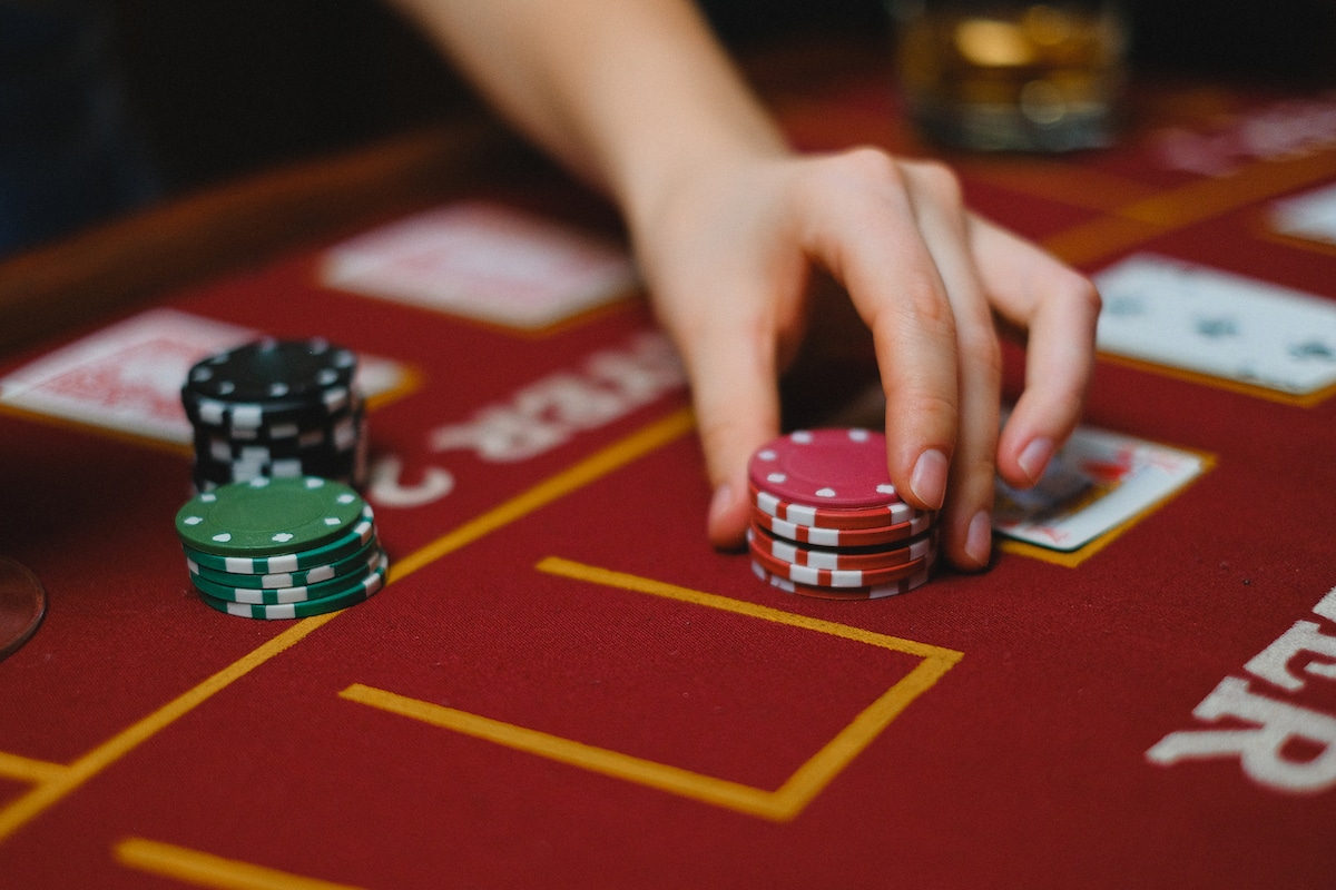 Why Do People Prefer Live Casino Games - UrbanMatter