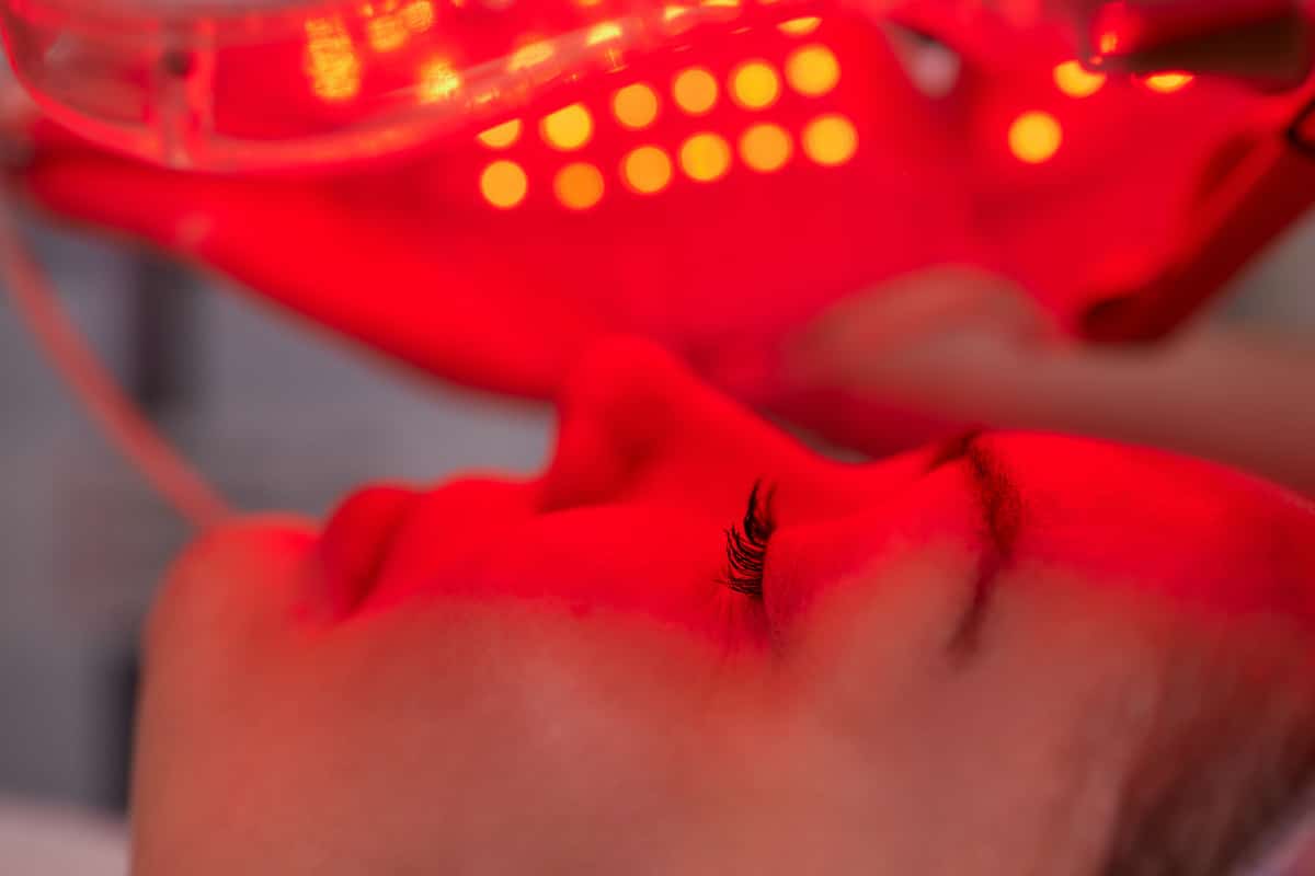 5 Different Ways You Can Use LED Light Therapy For Glowing Skin