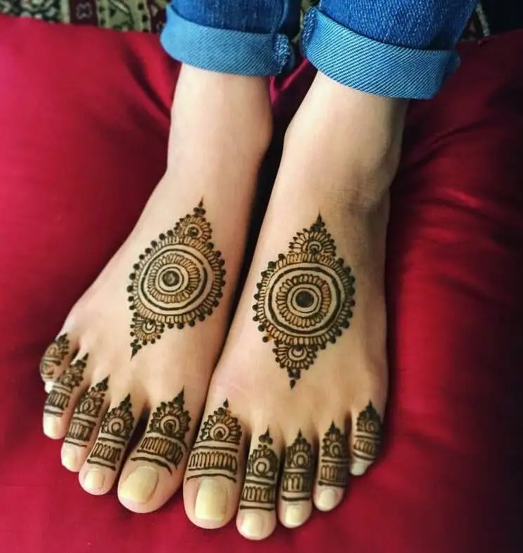 Circular Motifs Leg Mehndi Designs