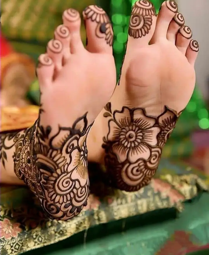 Stylish Leg Mehndi Design