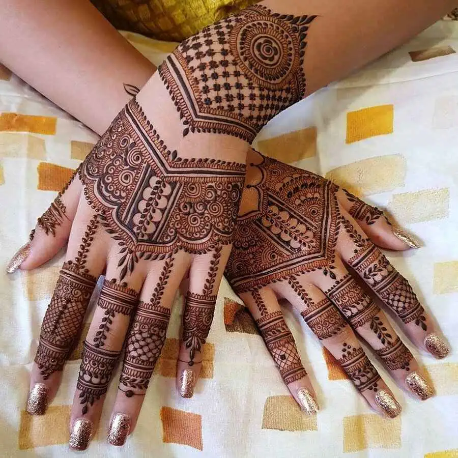 Mehndi Design for Back Hand with the Panels