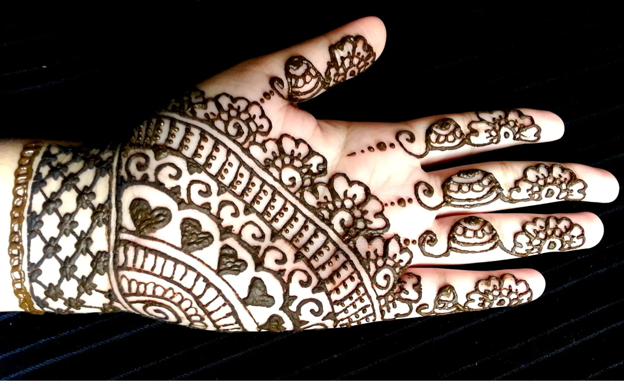 Bold front hand mehndi design