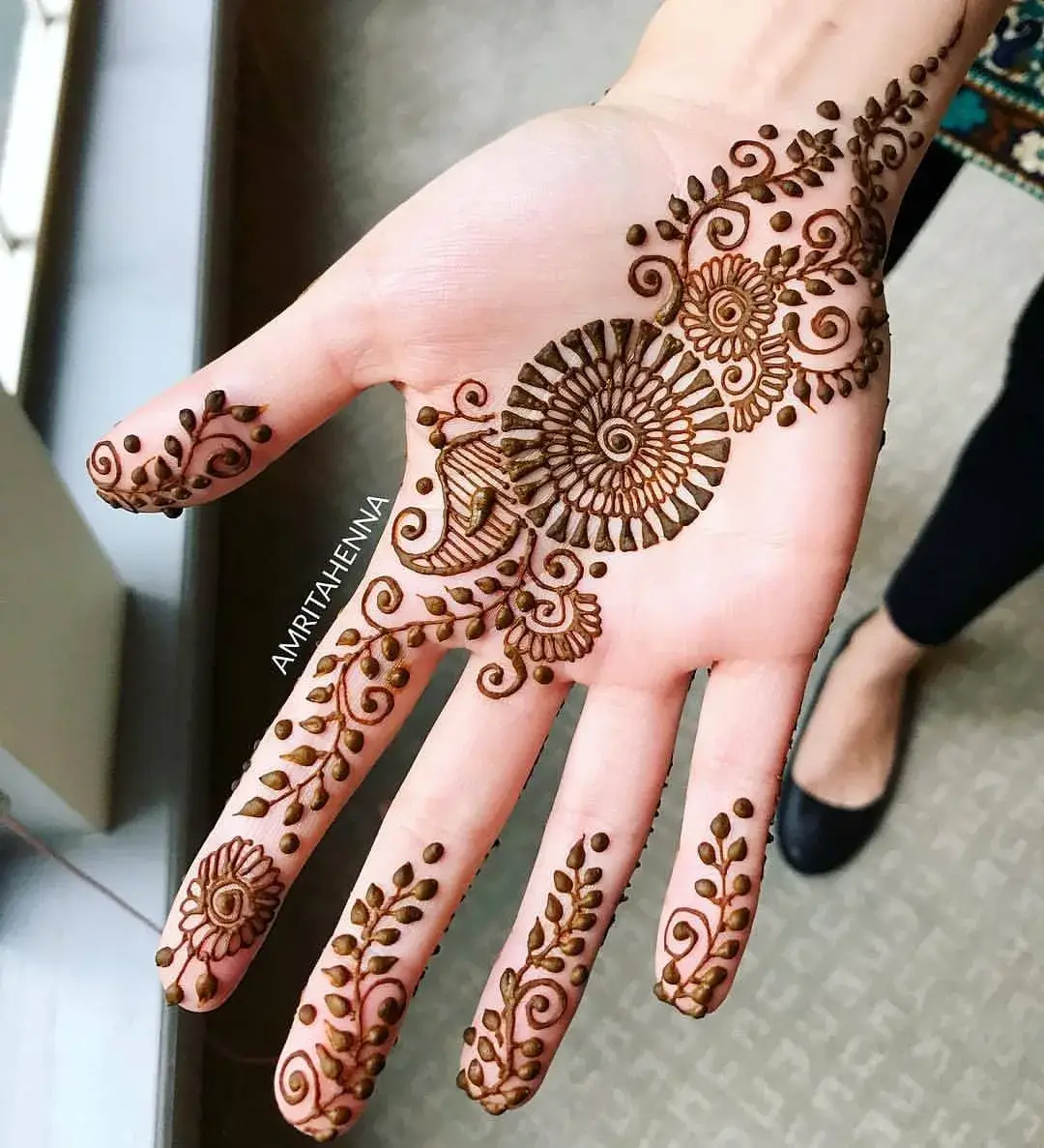 Simple Mehndi with Round Patterns