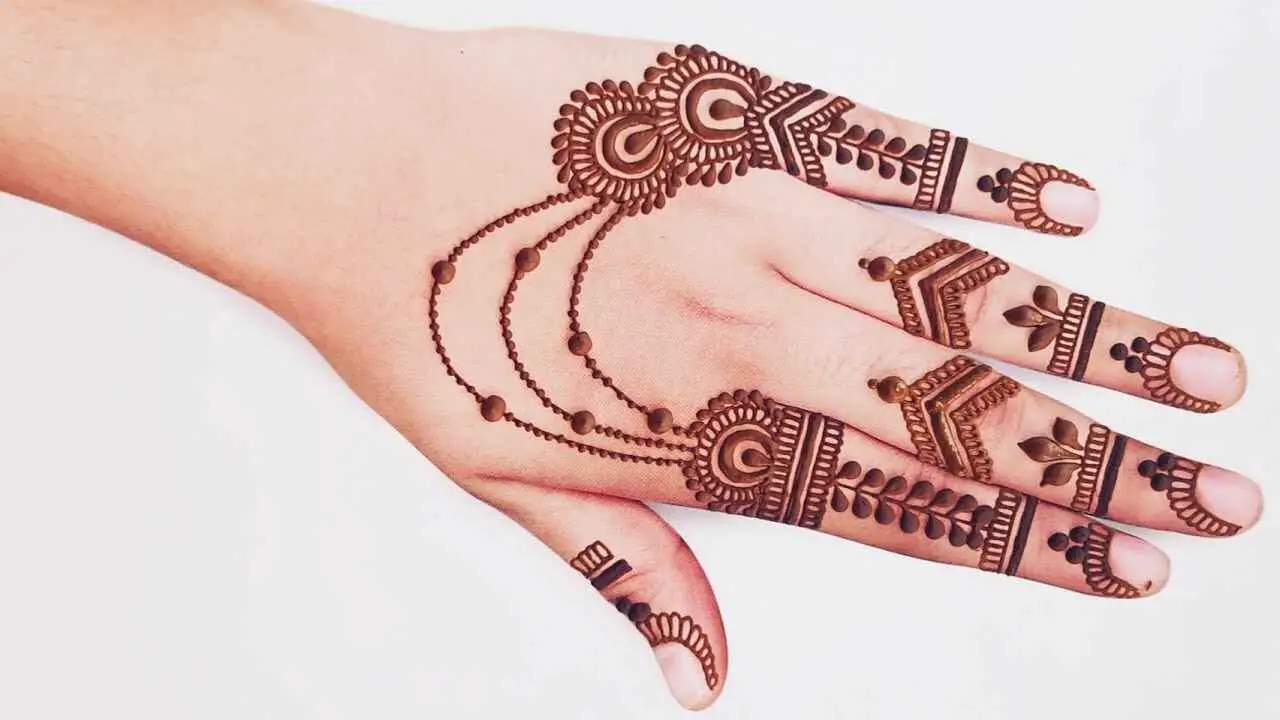 Mehndi Design for Back Hand with the Panels