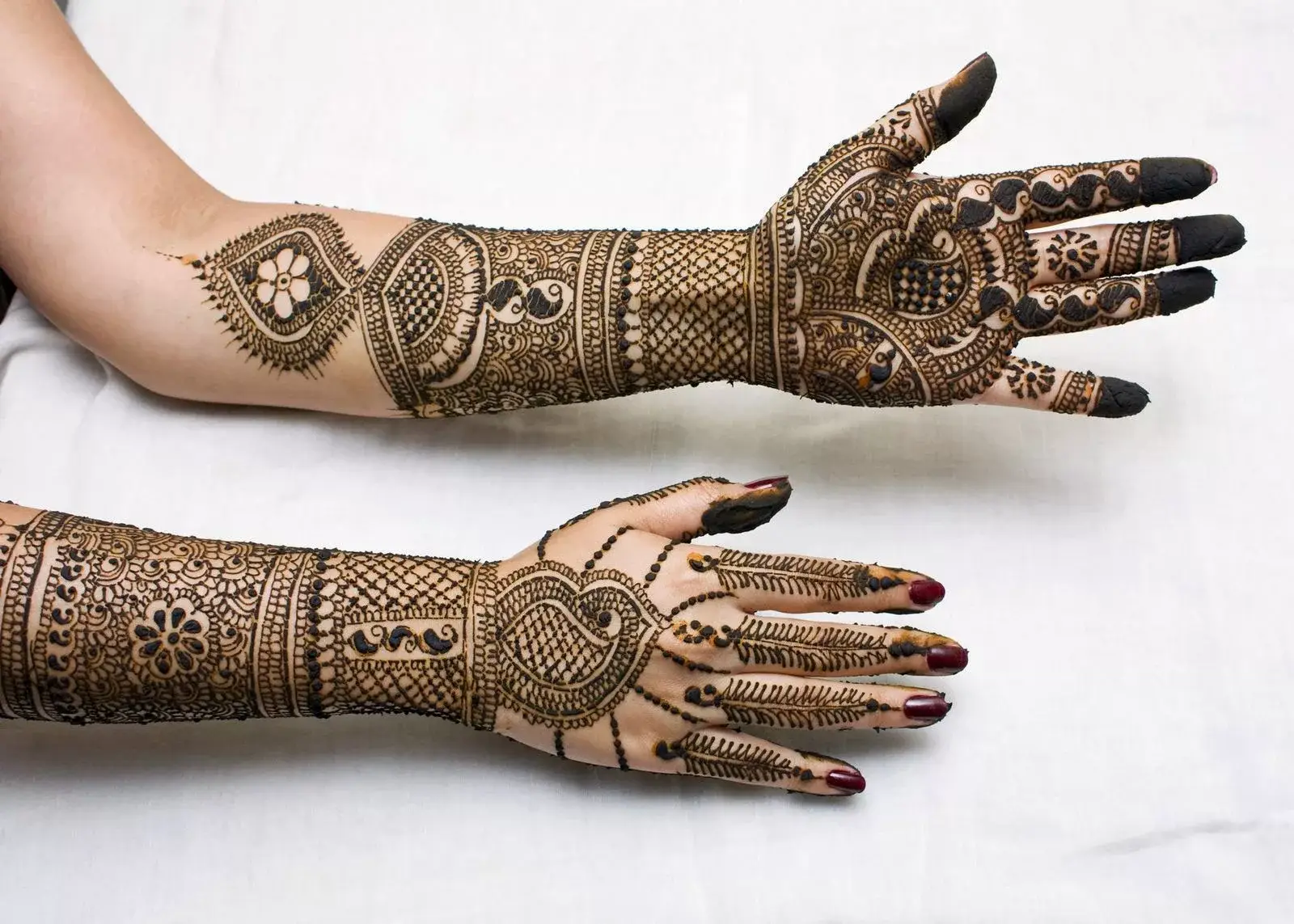 front hand simple mehndi design