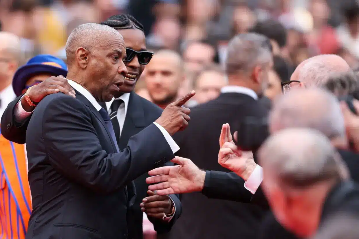 Denzel Washington clashes with photographer