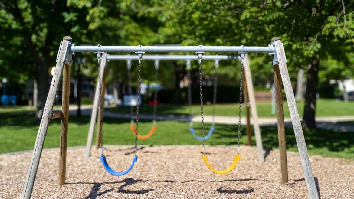Kids swing set